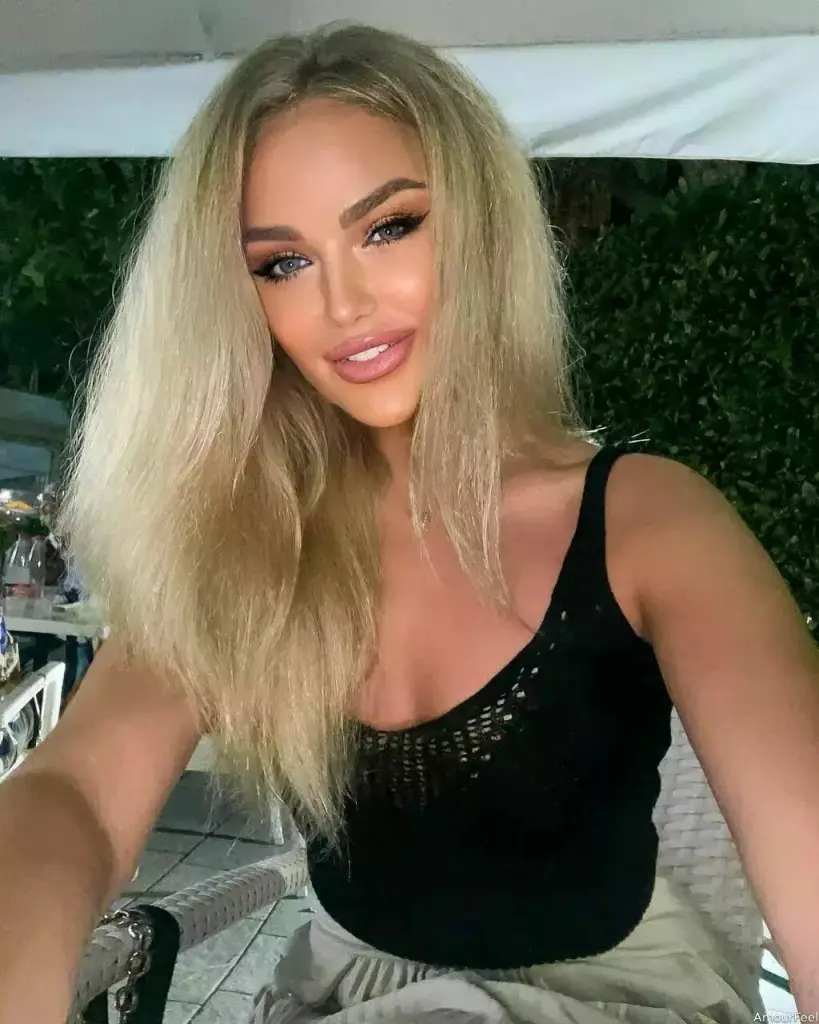 Elena Profile image 3