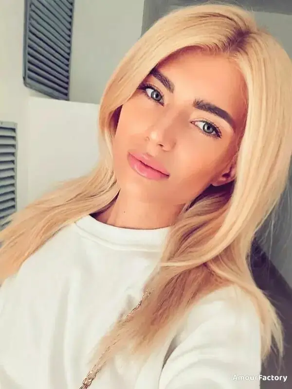 Iulia Profile image 4
